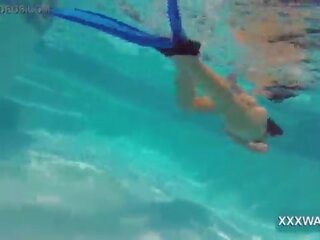 Marvellous ब्रुनेट हुकर कैंडी swims अंडरवॉटर