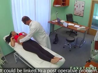 Sexy vytetovat pacient zkurvenej ji specialist v falešný nemocnice
