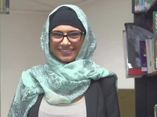 Mia khalfia - arab honung remsor naken i en bibliotek bara för ni