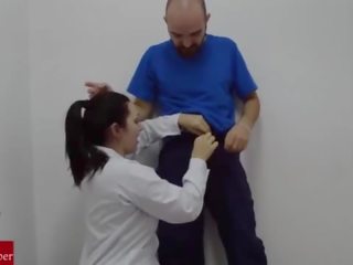 Une jeune infirmière suce la hospital´s bricoleur bite et recorded it.raf070
