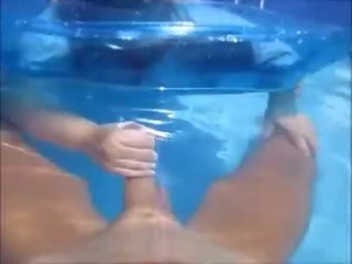 Umazano žena dati mož drkanje v bazen pod vodo & vodi mu prihajanje pod vodo